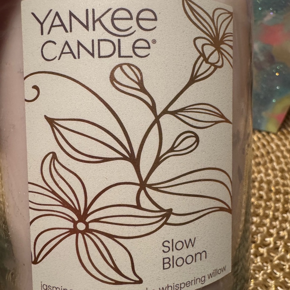 LARGE Yankee Candle Slow Bloom with Floral Design 22oz - Picture 2 of 3